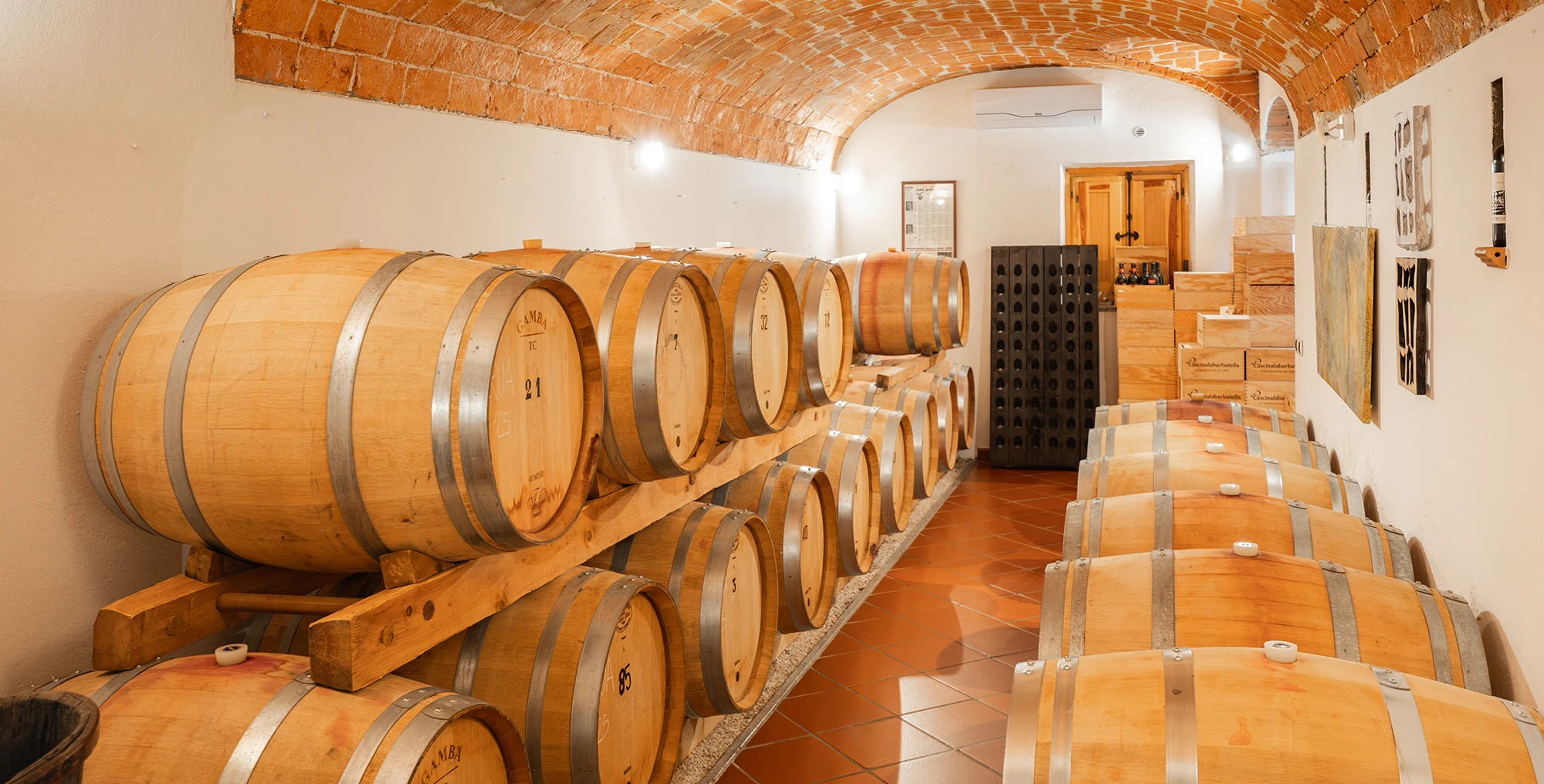 La barricaia di Cascina La Barbatella (Nizza Monferrato) visitabile durante le degustazioni