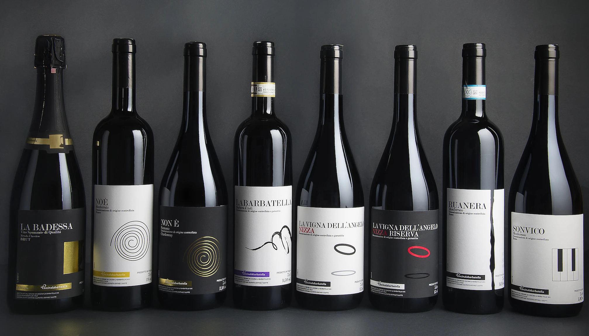 Le bottiglie dei vini della Cascina La Barbatella